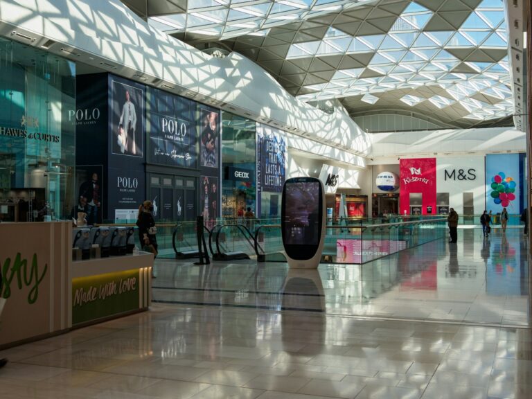 Najnowsze trendy w designie infokiosków dla hoteli i centrów handlowych